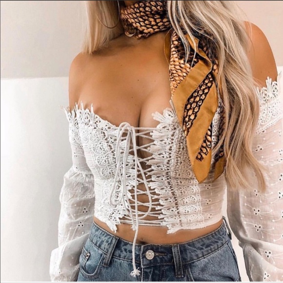 🔥 5 ⭐️ Delilah - White Off Shoulders Crop Top - Picture 4 of 8